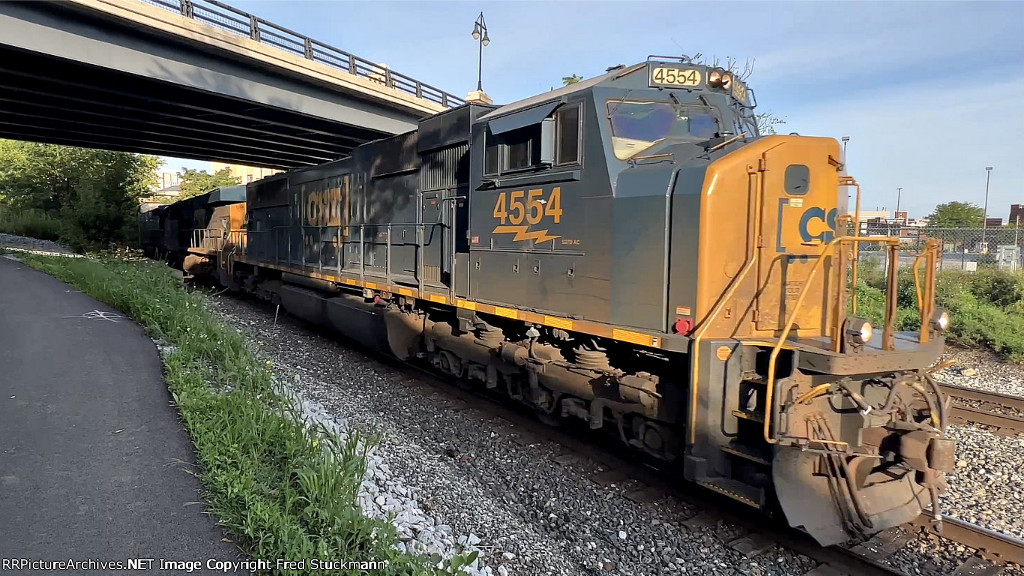 CSX 4554 leads I138.